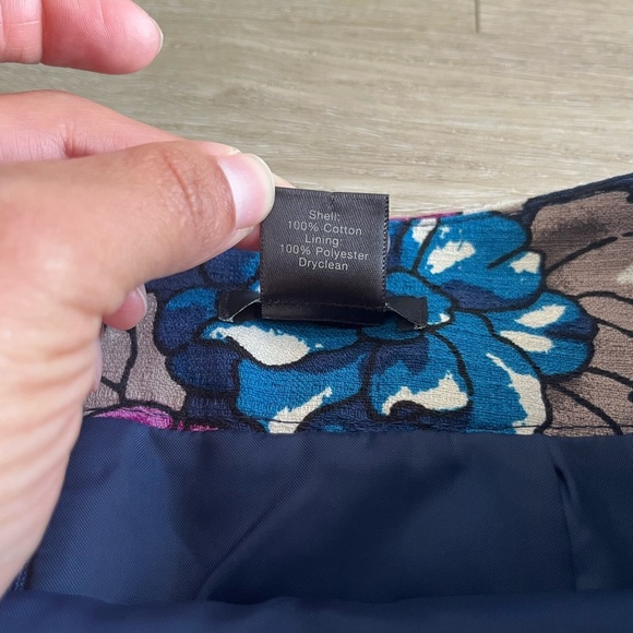 Ann Taylor Floral Lined Pencil Skirt
Side Zip Navy Blue Size 0 - Picture 4 of 9